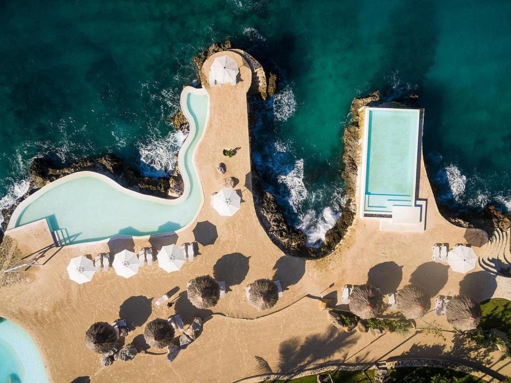 Vista aérea de las piscinas frente al mar de Tracadero Holiday Rentals